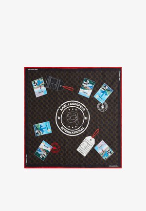 Foulard carré avec un motif pied-de-poule marron, une bordure rouge, des étiquettes de voyage, des cartes postales de Paris, Monaco, New York et le logo circulaire blanc de Karl Lagerfeld.