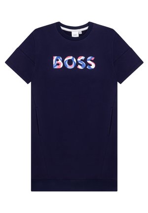 Granatowy T-shirt z krótkim rękawem i okrągłym dekoltem, z wielokolorowym wzorem logo "BOSS" na środku klatki piersiowej.