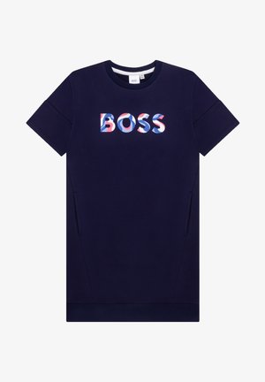Granatowy T-shirt z krótkim rękawem i okrągłym dekoltem, z wielokolorowym wzorem logo "BOSS" na środku klatki piersiowej.