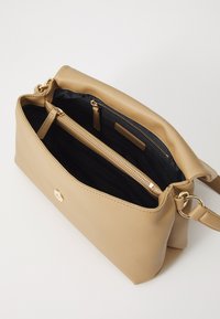 Tommy Hilfiger MODERN SHOULDER BAG - Sac bandoulière - safari canvas
