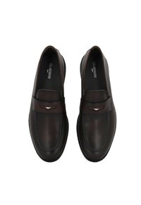 Mocassini in pelle marrone con una texture liscia, punta arrotondata e un dettaglio decorativo a striscia. Internamente presentano una fodera nera con il logo del marchio.