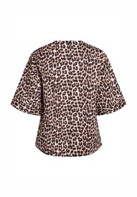 Leopardi mustriga lühikeste varrukatega pluus ümmarguse kaeluse ja väikese tagumise nööbiga, esitletud tagant valgel taustal.