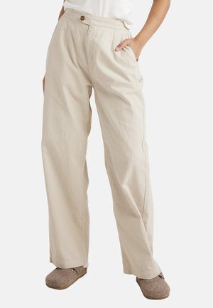 Beige weit geschnittene Hose aus strukturiertem Stoff mit vertikalen Streifen, ausgestattet mit einem einzelnen Knopf vorne und Seitentaschen.