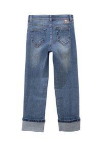 Jeans in denim blu con orli arrotolati, due tasche posteriori e una piccola etichetta del marchio sulla cintura.