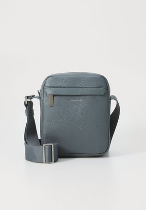 Calvin Klein MUST REPORTER  - Cross body bag - turbulence