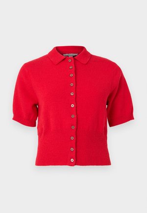 Punainen lyhythihainen neulottu neuletakki, jossa on kaulus ja rivissä ruskeat napit edessä, resorireuna ja -hihansuut.