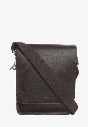 Sac à bandoulière en cuir marron foncé avec une sangle en tissu réglable et une fermeture à rabat magnétique, marqué "RICARD" au centre en bas à l'avant.