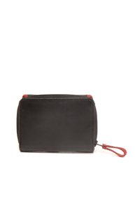 Zwarte leren portemonnee met ritssluiting, met rode accenten op de hoeken en een gestructureerde trekker. Compact rechthoekig ontwerp.