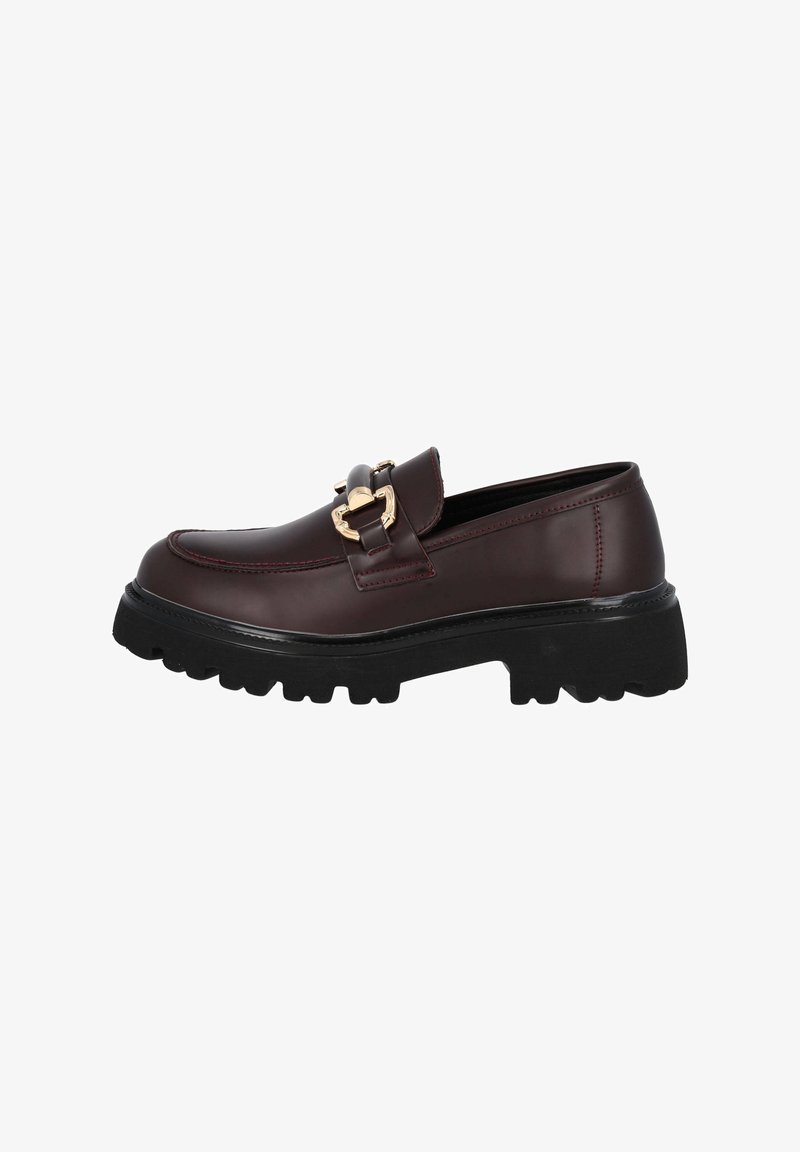 Bordeaux leren instappers met een chunky zwarte zool, voorzien van een goudkleurige metalen gesp detail en zichtbare stikselaccenten.