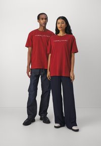 Tommy Jeans LINEAR LOGO TEE  - Printtipaita - magma red