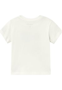 Camiseta de algodón blanca con mangas cortas y cuello redondo, que presenta una textura suave y sin patrones o gráficos visibles en la espalda.