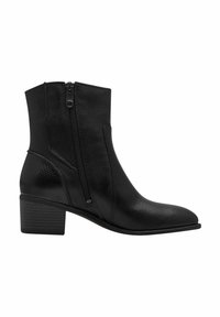 Must have smooth leather mustad, mille külgse luku ja tekstuursete aktsentidega. Konts on kaunistatud puidust, terava ninaga.