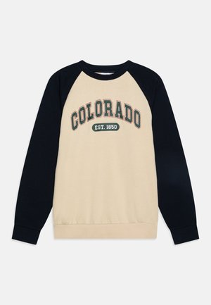 Beiges Sweatshirt mit schwarzen Raglanärmeln, vorne mit "COLORADO" in großen Blockbuchstaben und darunter "EST. 1850".