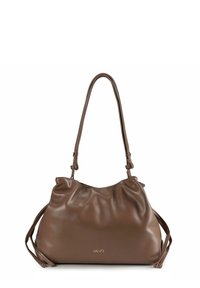 Sac à main en cuir synthétique marron avec un design doux et froncé, des bretelles réglables et un logo discret à l'avant.