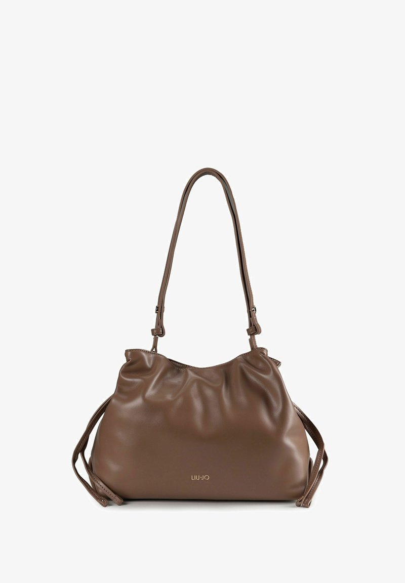 Sac à main en cuir synthétique marron avec un design doux et froncé, des bretelles réglables et un logo discret à l'avant.