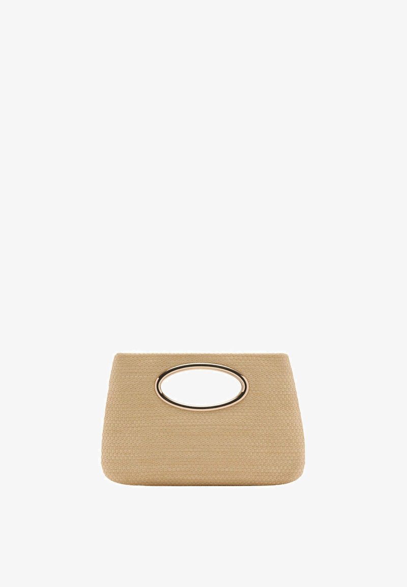 Pochette rectangulaire tissée beige avec une découpe de poignée ovale en métal doré sur fond blanc.