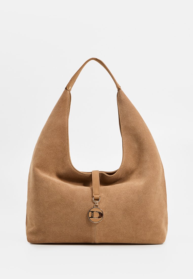 Braune Wildleder-Hobo-Tasche mit großem offenen oberen Teil, einem einzelnen Schultergurt und einem runden Logo-Detail an der Vorderseite. Glatte Textur.