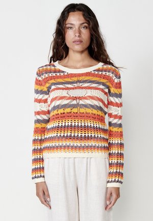 Suéter de punto multicolor con rayas horizontales en naranja, amarillo, gris y blanco, con detalles de calados y cuello redondo.