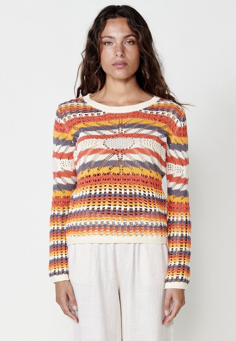 Suéter de punto multicolor con rayas horizontales en naranja, amarillo, gris y blanco, con detalles de calados y cuello redondo.