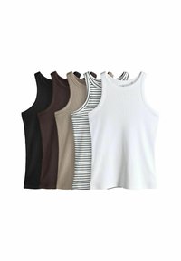 Sei canottiere a costine senza maniche in nero, marrone scuro, beige, bianco con righe nere, beige con righe nere e bianco semplice, impilate ordinatamente.