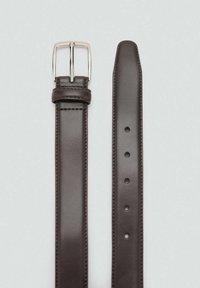 Cinturón de cuero marrón con una hebilla rectangular de plata, que presenta varios agujeros para ajustes y bordes suaves para un acabado pulido.