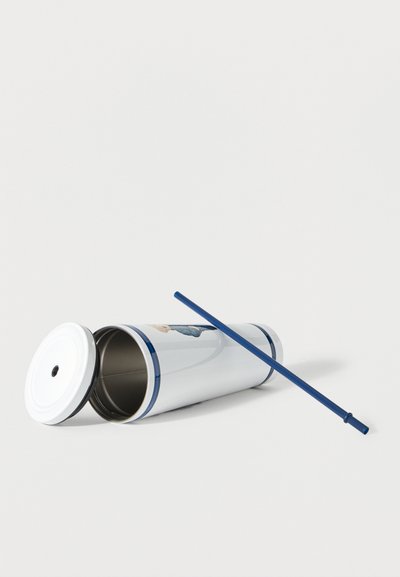 Λευκό κυλινδρικό θερμός με αφαιρούμενο καπάκι και μπλε επαναχρησιμοποιήσιμο καλαμάκι που βρίσκεται δίπλα του σε απλό φόντο.