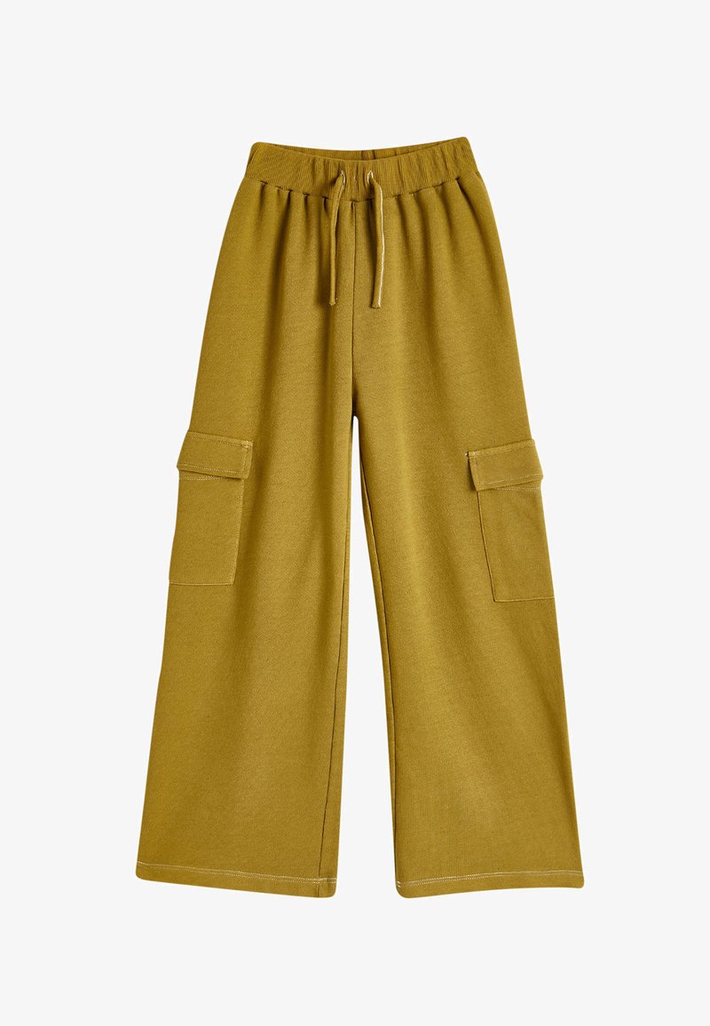 Mosterdgele wijde broek van zacht materiaal, met een elastische tailleband, trekkoord en twee cargopockets.