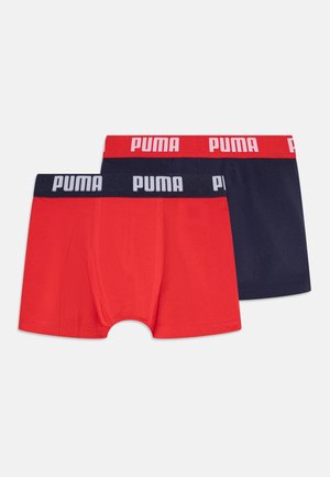 Rote und marinefarbene Boxershorts. Rot mit einem weißen "PUMA"-Logo am Bund; die marinefarbene Shorts hat einen kontrastierenden Bund mit Logo in weiß. Aus einem Baumwollmischgewebe.