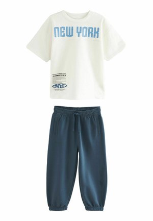 RELAXED FIT VARSITY SHORT SLEEVE AND JOGGER SET - Dresside alumine osa - ecru navy