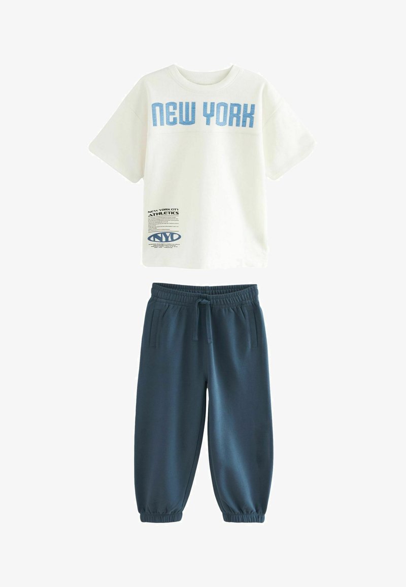 Next RELAXED FIT VARSITY SHORT SLEEVE AND JOGGER SET - Tepláky - ecru navy