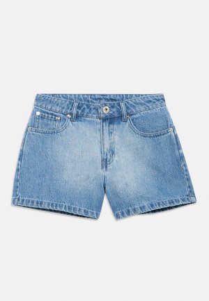 Lyseblå denimshorts med frontknap, lynlåslukning, bæltestropper og forlommer, lagt fladt på en hvid baggrund.