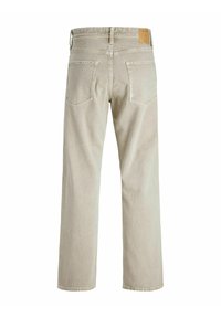 Jeans de mezclilla beige claro con diseño de pierna recta, cierre de botón, cinco bolsillos y una parche de cuero marrón en la cinturilla.