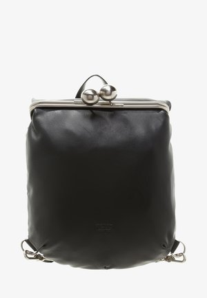 Sac à bandoulière en cuir noir avec fermoir métallique argenté présentant deux boutons ronds et de petits crochets métalliques aux coins inférieurs.