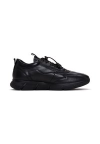 Scarpe sportive in pelle nera con punta arrotondata, tomaia texturizzata, lacci piatti e suola in gomma contrastante con design segmentato.