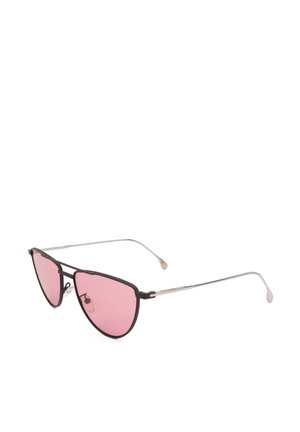 Occhiali da sole con sottili astine in metallo argentato e montature scure che tengono lenti colorate di rosa, angolate su uno sfondo bianco.