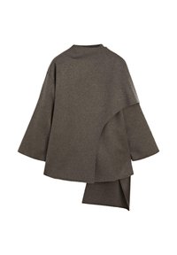 Giacca asymmetrica in lana marrone con maniche ampie, un collo alto e un design stratificato che drappeggia elegantemente sul retro.