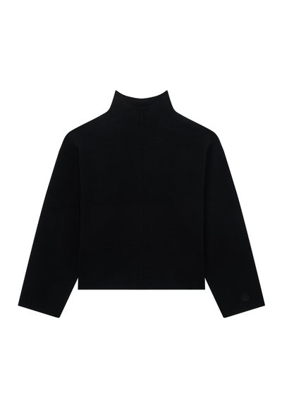 Maglione nero a maniche lunghe con collo alto e cucitura centrale, con orlo leggermente accorciato, su sfondo bianco.