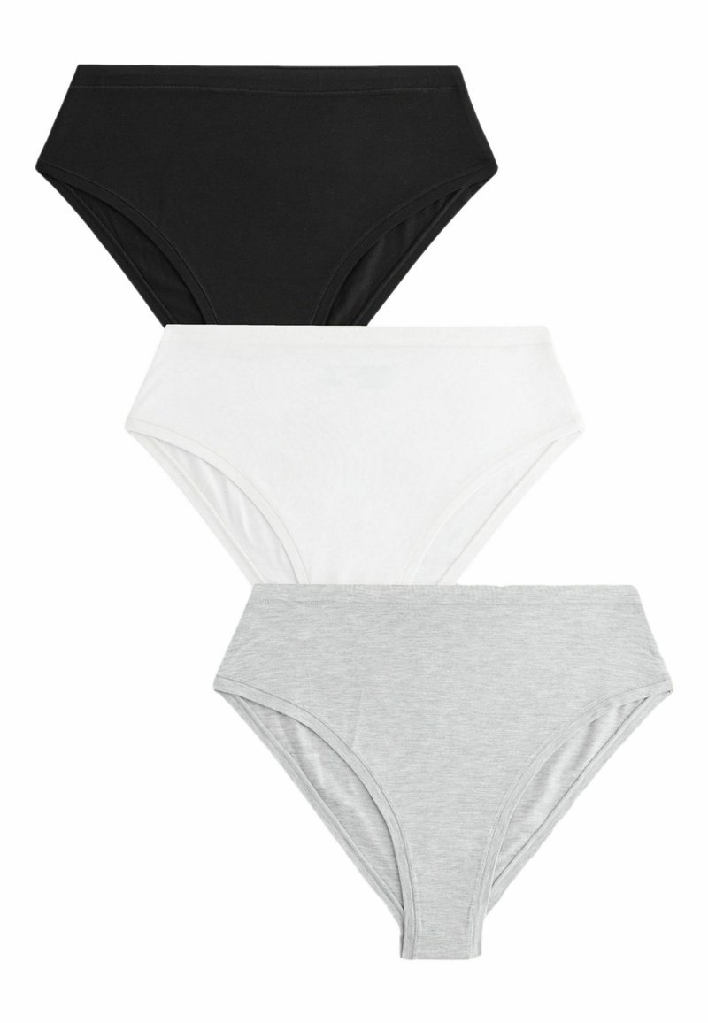 Trei perechi de chiloți pentru femei: bumbac negru, bumbac alb și bumbac gri deschis. Fiecare pereche are un design cu talie înaltă și textură moale.