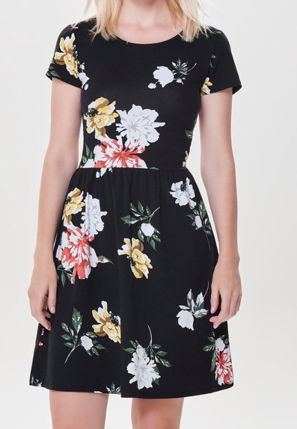 Robe noire à motifs floraux avec manches courtes, ornée de fleurs blanches, jaunes et rouges, taille cintrée et jupe évasée pour un look décontracté.