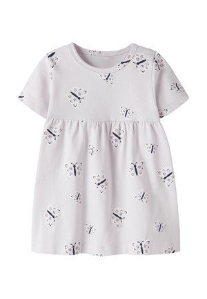 Vestido de manga corta para niño pequeño en color púrpura claro, con cintura fruncida y estampados dispersos de mariposas en blanco y negro.