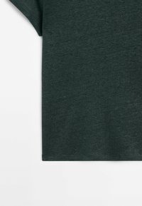 Donkergroene T-shirt met korte mouwen, gemaakt van zachte stof met een gladde textuur en een eenvoudig ontwerp. De onderrand is recht zonder patronen of accenten.