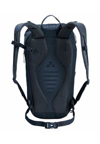 Zwarte rugzak met een mesh achterpaneel, gevoerde schouderbanden en verstelbare gespen. Heeft een slank, ergonomisch ontwerp en duurzame materialen.