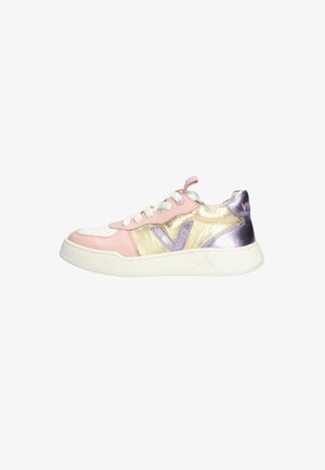Multicolor sneaker in roze, goud en paarse leer met een witte rubberen zool. Heeft een gewatteerde kraag, ronde neus en contrasterende logodetails.