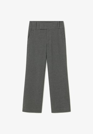 Pantalones grises de pierna ancha hechos de tela texturizada con una cinturilla suave y ojales metálicos decorativos en los bolsillos frontales.