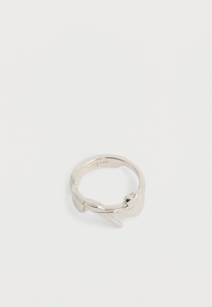 Ezüst gyűrű, amely egy becsomagolt kígyót formáz, sima felülettel, a belső oldalán "925" bélyegzéssel.