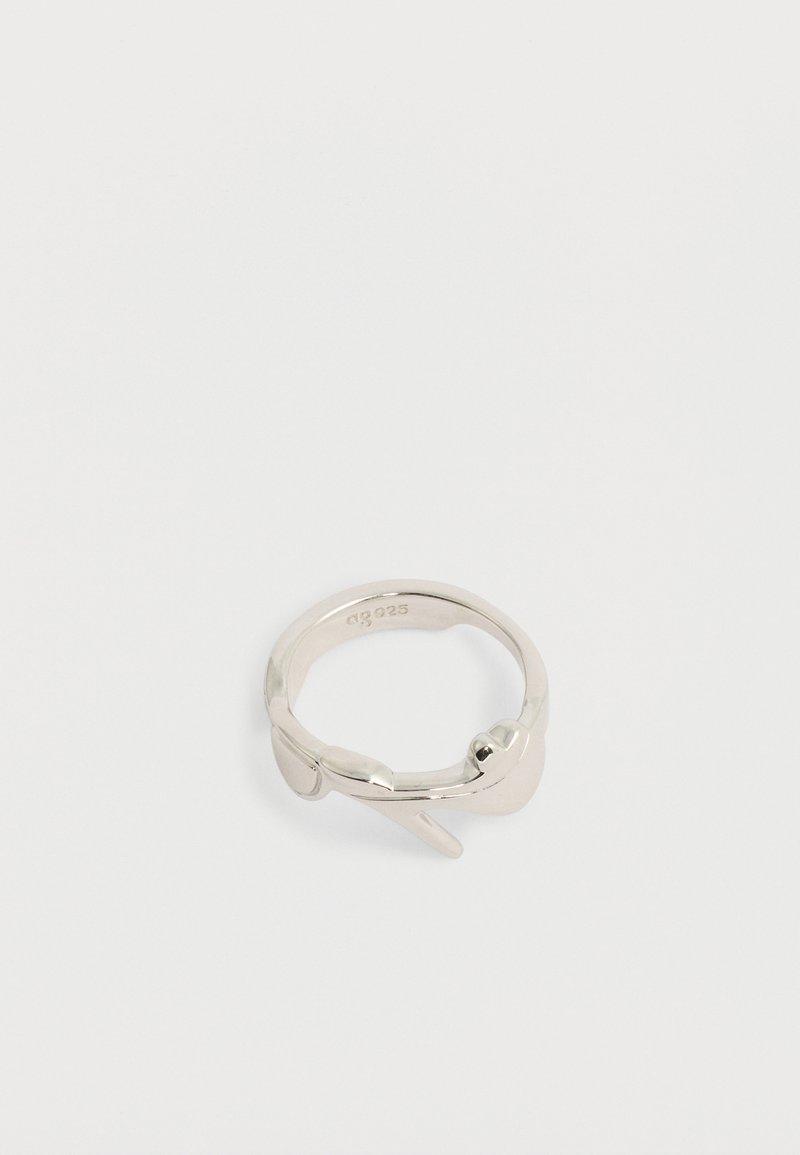 Ασημένιο δαχτυλίδι σε σχήμα περιτυλιγμένου φιδιού με λείο φινίρισμα, με σφραγίδα "925" στην εσωτερική πλευρά του δαχτυλιδιού.