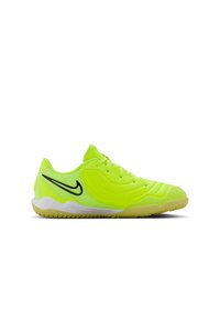 Zapatos deportivos de neón amarillo con una parte superior texturizada, el icónico símbolo Nike swoosh en negro y una suela de goma diseñada para proporcionar tracción y durabilidad.