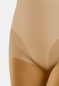 Beige tvarující šortky s hladkým povrchem, vysokým pasem, s poloprůhledným vrškem a pevným spodním dílem pro zakrytí.