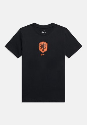 Sort Nike T-skjorte med korte ermer og en oransje KNVB-løvelogo og Nike-swoosh plassert midt på brystet.