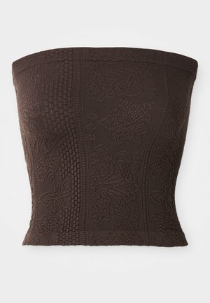 Haut sans bretelles marron foncé avec des motifs floraux et tricotés texturés complexes, présentant des détails en panneaux verticaux et une silhouette ajustée.